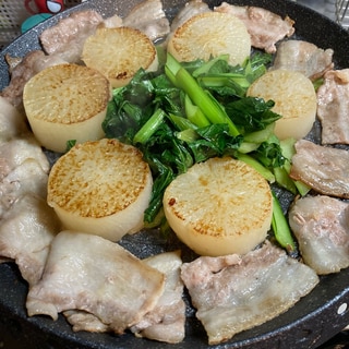 サムギョプサル鍋で《大根ステーキとバラ肉》